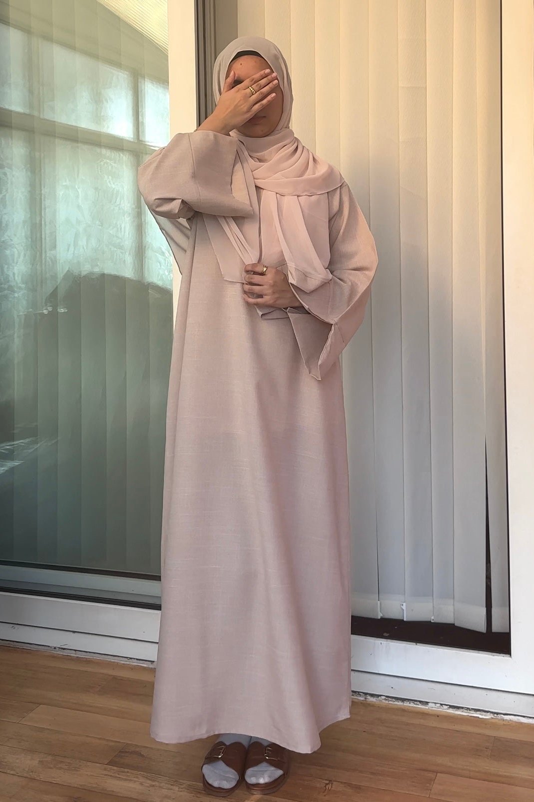 Abaya de lino color rosa nude