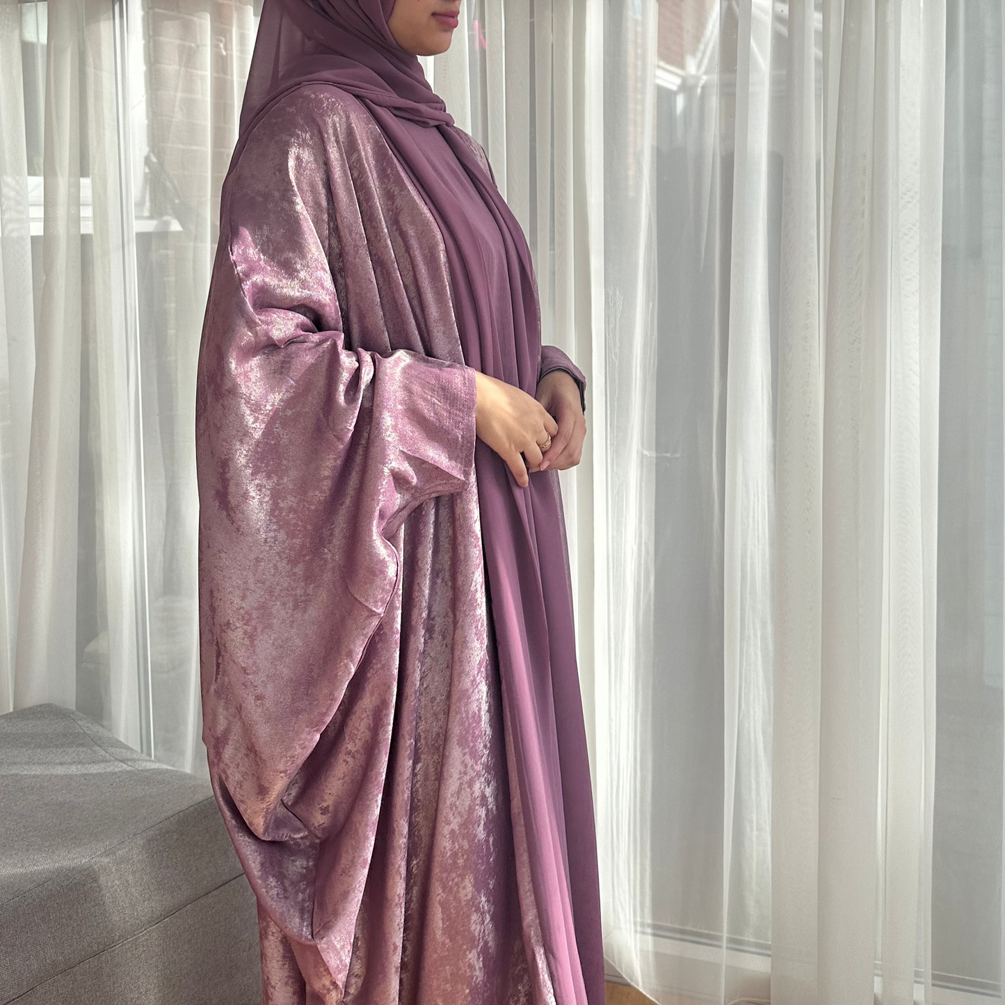 Conjunto abaya de 4 piezas en color morado pastel